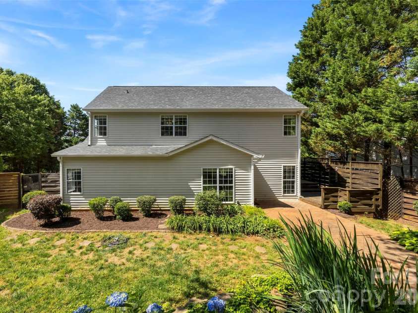 10449 Quiet Bay Court, Charlotte, NC 28278.  MLS# CAR4382877, YatesRealty ID 23926. 