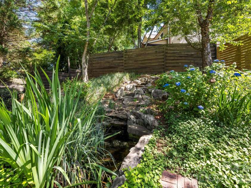 10449 Quiet Bay Court, Charlotte, NC 28278.  MLS# CAR4382877, YatesRealty ID 23926. 