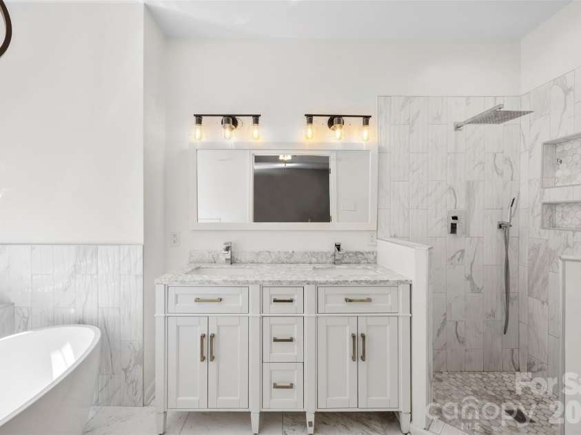 10449 Quiet Bay Court, Charlotte, NC 28278.  MLS# CAR4382877, YatesRealty ID 23926. Primary Bath