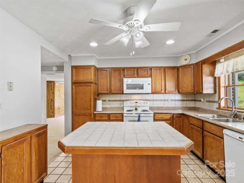 244 Carl Fox Road, Burnsville, NC 28714.  MLS# CAR4271259, YatesRealty ID 23928. Breakfast bar