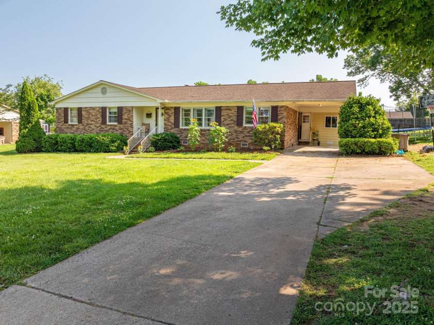 810 Surry Drive, Shelby, NC 28152.  MLS# CAR4267222, YatesRealty ID 23929. 