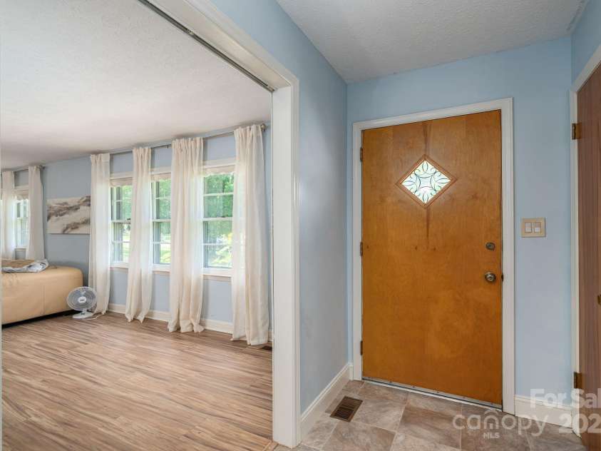 810 Surry Drive, Shelby, NC 28152.  MLS# CAR4267222, YatesRealty ID 23929. 