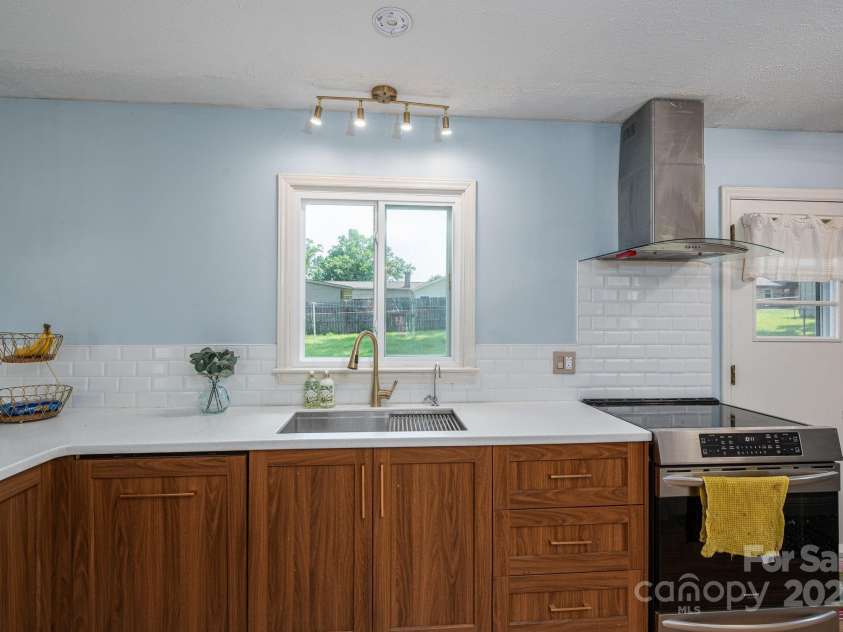 810 Surry Drive, Shelby, NC 28152.  MLS# CAR4267222, YatesRealty ID 23929. 