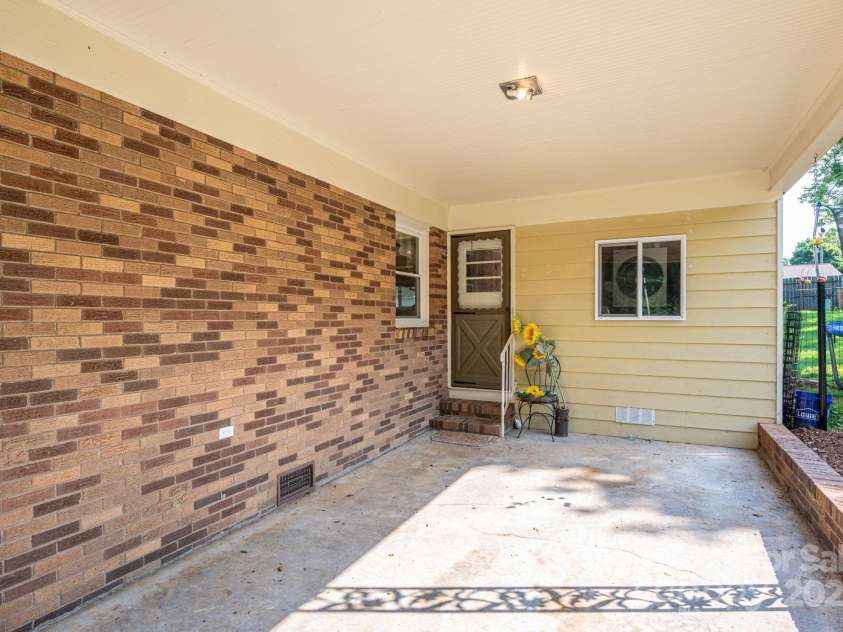 810 Surry Drive, Shelby, NC 28152.  MLS# CAR4267222, YatesRealty ID 23929. 