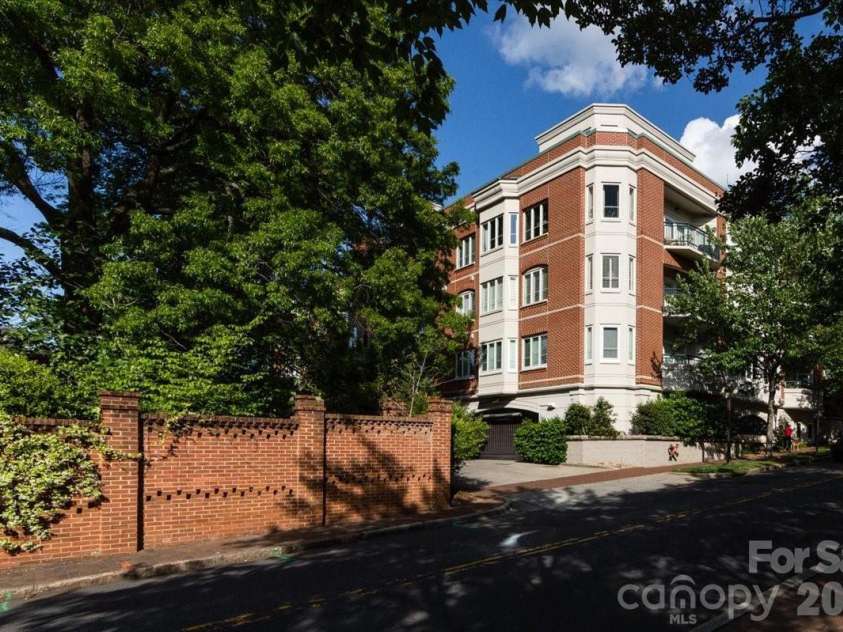 415 Church Street, Charlotte, NC 28202.  MLS# CAR4349165, YatesRealty ID 2393. 