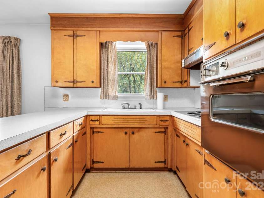 4955 Midway Sand Road, Hickory, NC 28601.  MLS# CAR4309064, YatesRealty ID 2393. 