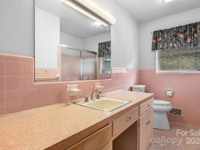 4955 Midway Sand Road, Hickory, NC 28601.  MLS# CAR4309064, YatesRealty ID 2393. 