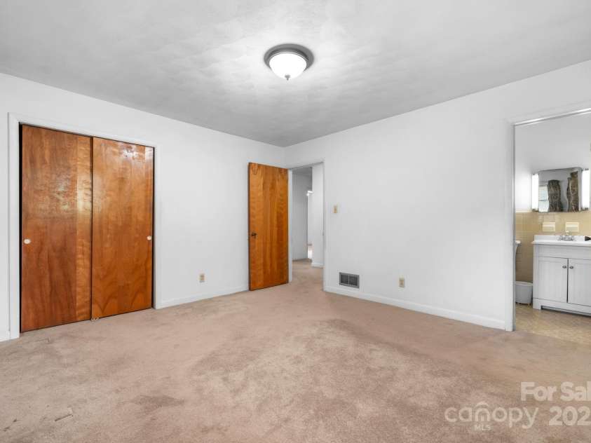 4955 Midway Sand Road, Hickory, NC 28601.  MLS# CAR4309064, YatesRealty ID 2393. 