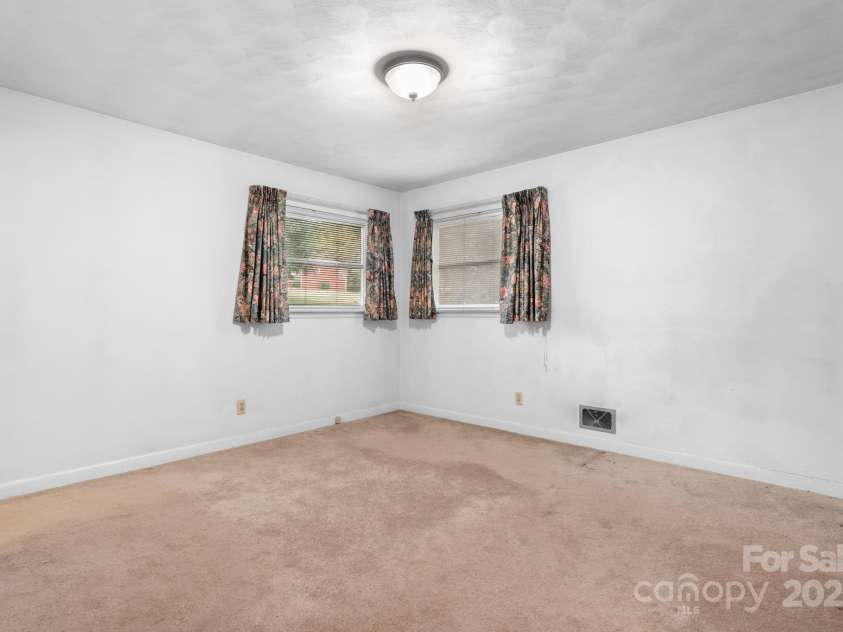 4955 Midway Sand Road, Hickory, NC 28601.  MLS# CAR4309064, YatesRealty ID 2393. 