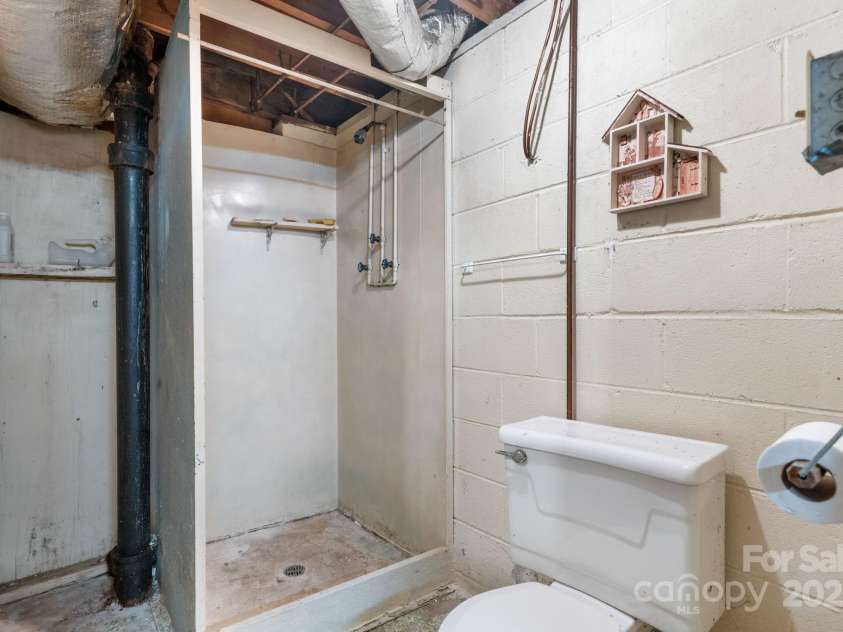 4955 Midway Sand Road, Hickory, NC 28601.  MLS# CAR4309064, YatesRealty ID 2393. 