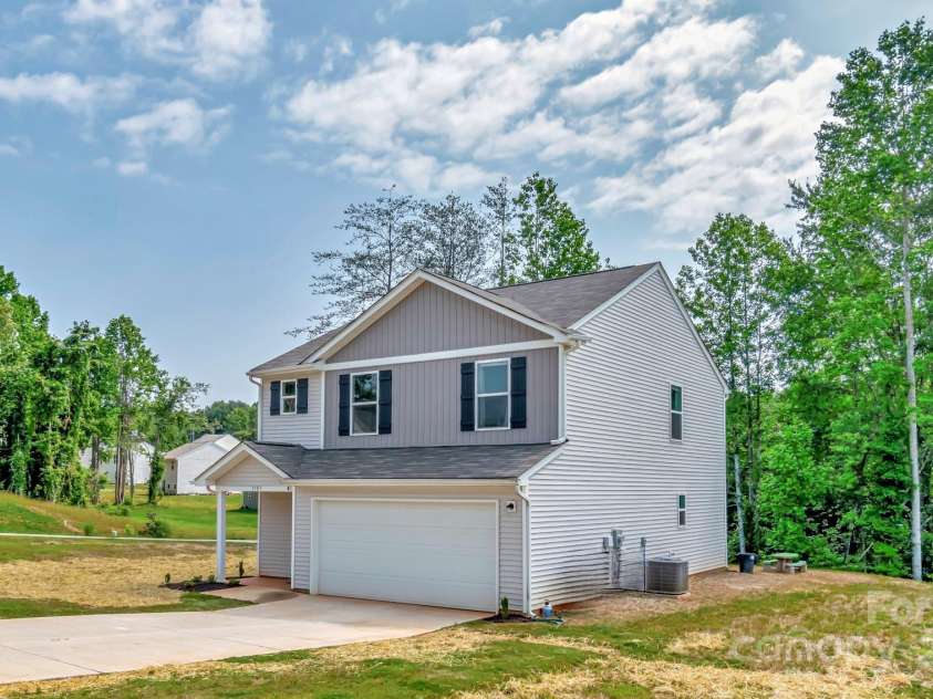 3305 Rian Drive, Lenoir, NC 28645.  MLS# CAR4267149, YatesRealty ID 23930. 