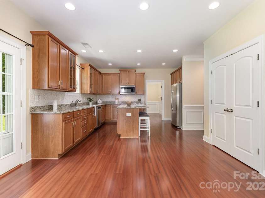 10129 Loch Lomond Drive, Charlotte, NC 28278.  MLS# CAR4269178, YatesRealty ID 23934. 