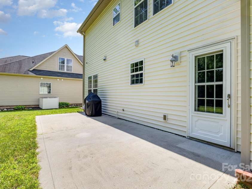 10129 Loch Lomond Drive, Charlotte, NC 28278.  MLS# CAR4269178, YatesRealty ID 23934. 