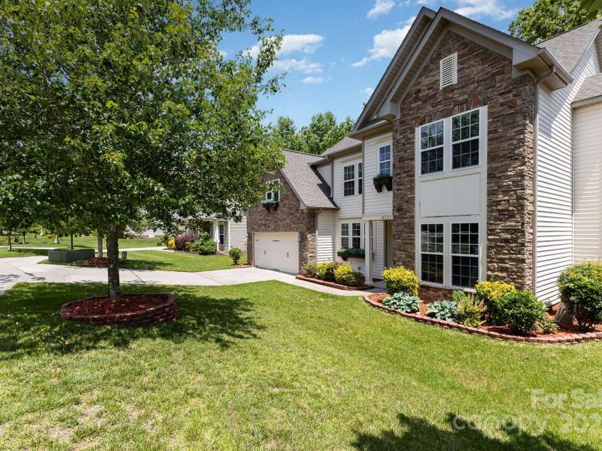 10129 Loch Lomond Drive, Charlotte, NC 28278.  MLS# CAR4269178, YatesRealty ID 23934. 