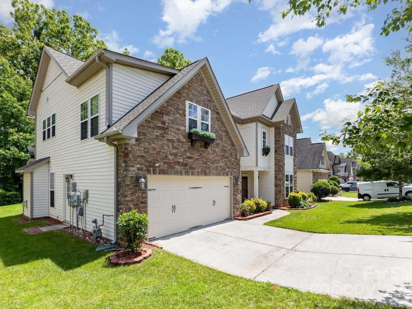 10129 Loch Lomond Drive, Charlotte, NC 28278.  MLS# CAR4269178, YatesRealty ID 23934. 