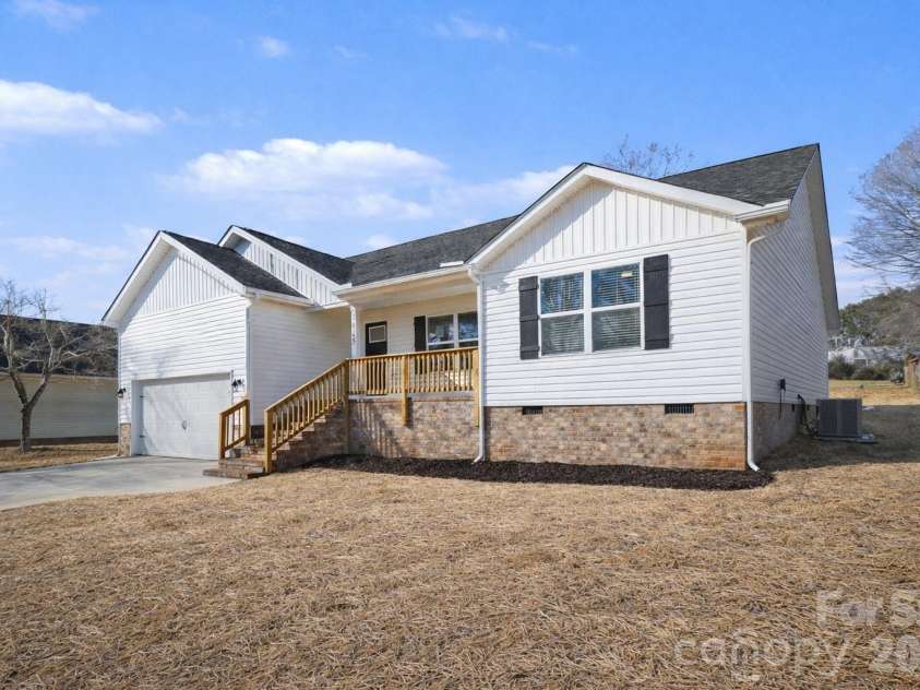 2025 Picnic Drive, Newton, NC 28658.  MLS# CAR4337114, YatesRealty ID 23938. 