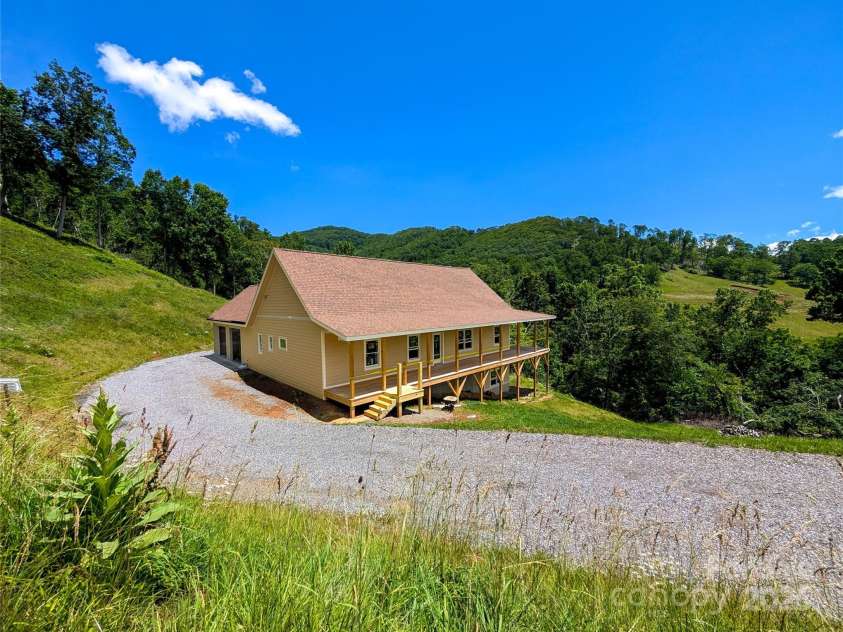 338 Majestic Mountain Drive, Burnsville, NC 28714.  MLS# CAR4277521, YatesRealty ID 2394. 