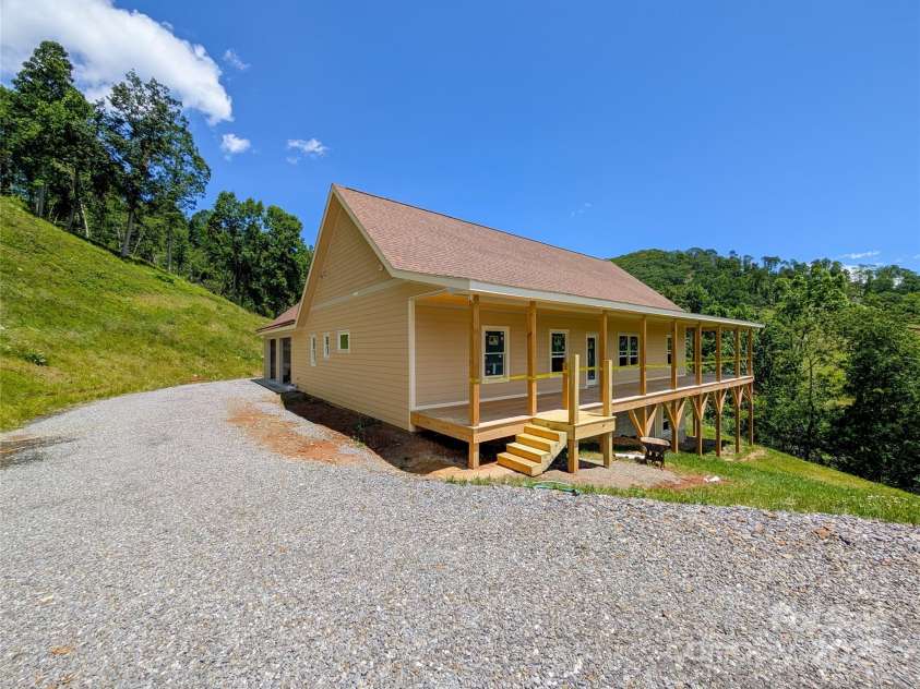 338 Majestic Mountain Drive, Burnsville, NC 28714.  MLS# CAR4277521, YatesRealty ID 2394. 