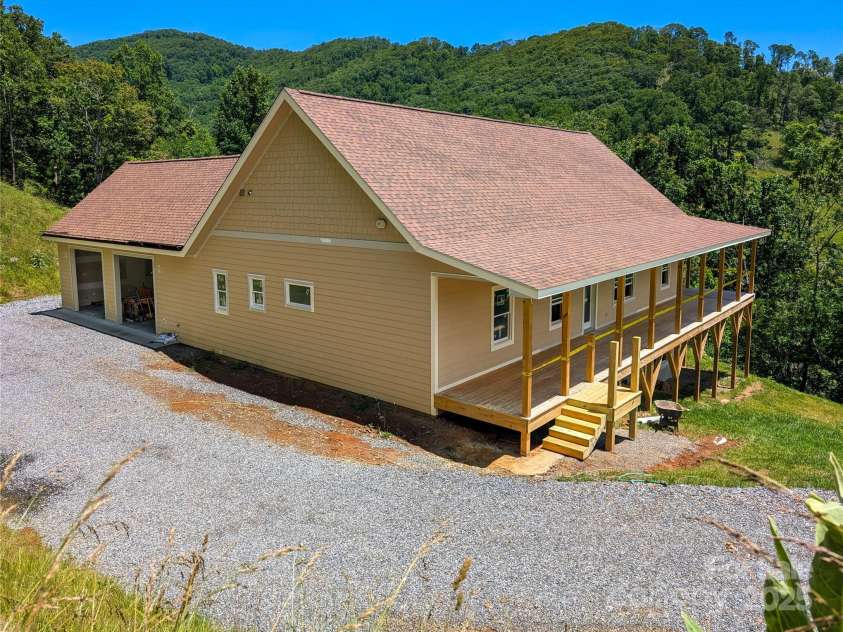 338 Majestic Mountain Drive, Burnsville, NC 28714.  MLS# CAR4277521, YatesRealty ID 2394. 