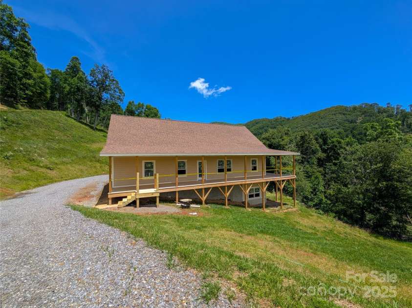 338 Majestic Mountain Drive, Burnsville, NC 28714.  MLS# CAR4277521, YatesRealty ID 2394. 