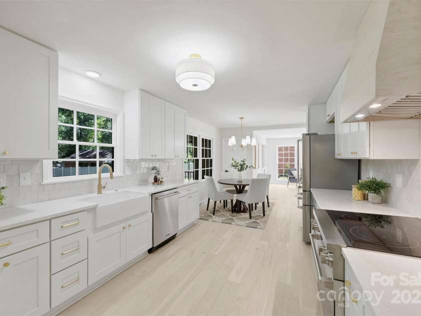 811 Ashmeade Road, Charlotte, NC 28211.  MLS# CAR4272071, YatesRealty ID 23940. 