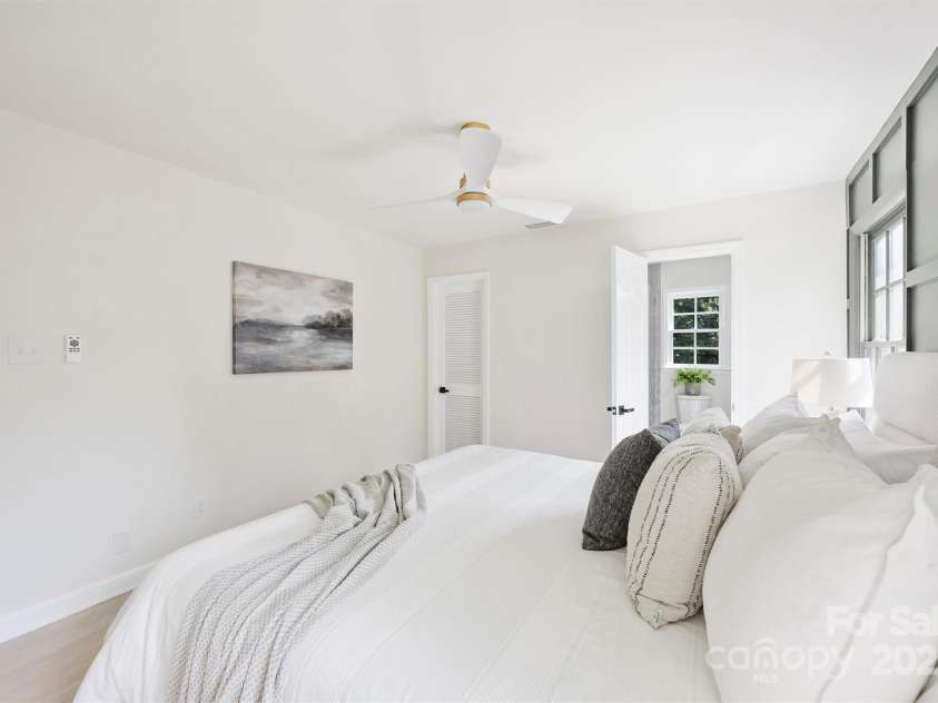 811 Ashmeade Road, Charlotte, NC 28211.  MLS# CAR4272071, YatesRealty ID 23940. 