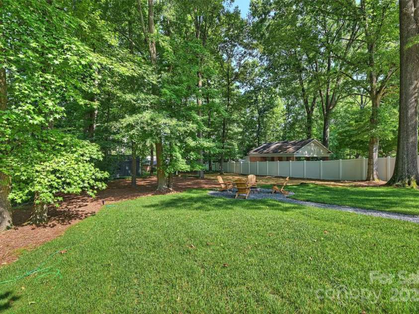 811 Ashmeade Road, Charlotte, NC 28211.  MLS# CAR4272071, YatesRealty ID 23940. 