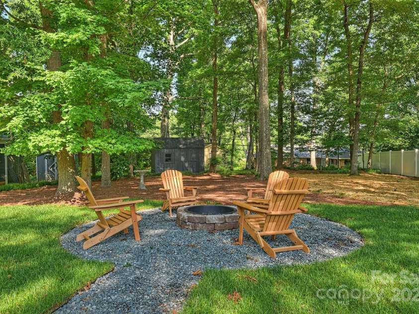 811 Ashmeade Road, Charlotte, NC 28211.  MLS# CAR4272071, YatesRealty ID 23940. 