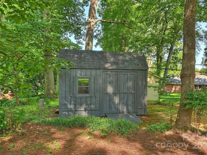 811 Ashmeade Road, Charlotte, NC 28211.  MLS# CAR4272071, YatesRealty ID 23940. 