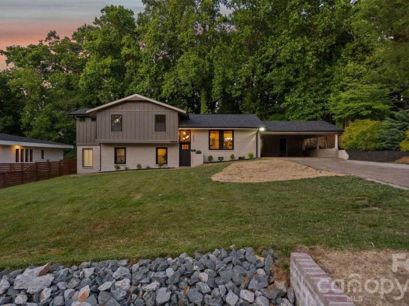 3400 Campbell Drive, Charlotte, NC 28205.  MLS# CAR4381330, YatesRealty ID 23942. 