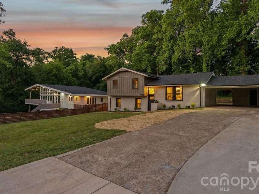 3400 Campbell Drive, Charlotte, NC 28205.  MLS# CAR4381330, YatesRealty ID 23942. 