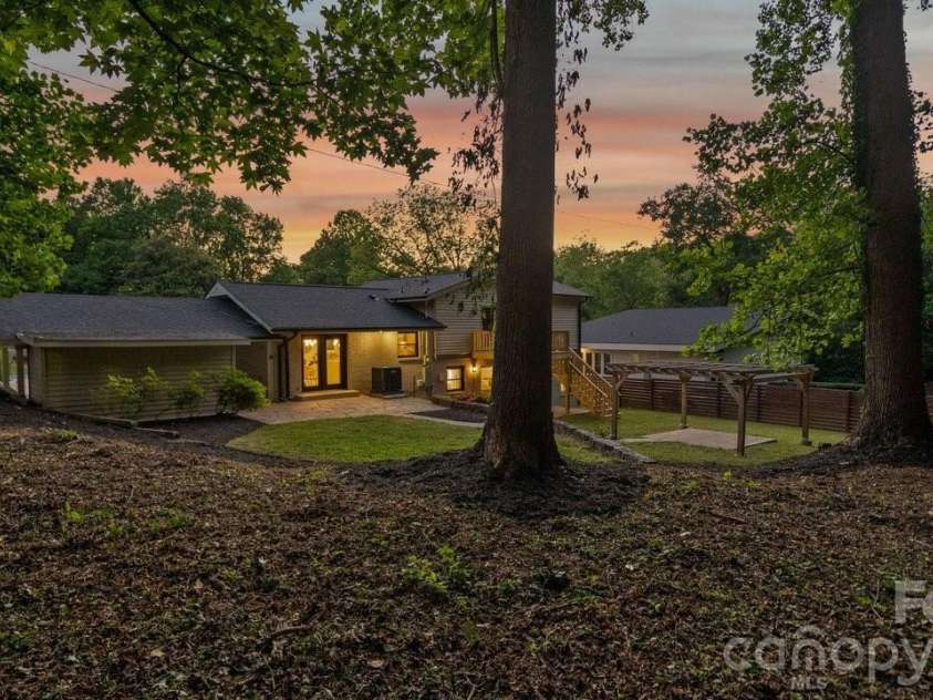 3400 Campbell Drive, Charlotte, NC 28205.  MLS# CAR4381330, YatesRealty ID 23942. 