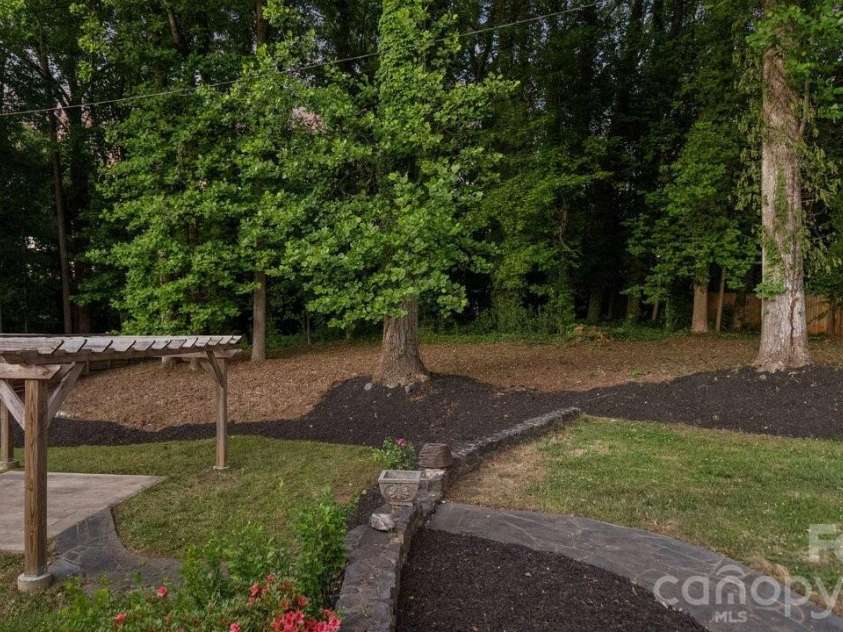 3400 Campbell Drive, Charlotte, NC 28205.  MLS# CAR4381330, YatesRealty ID 23942. 