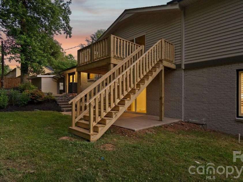3400 Campbell Drive, Charlotte, NC 28205.  MLS# CAR4381330, YatesRealty ID 23942. 