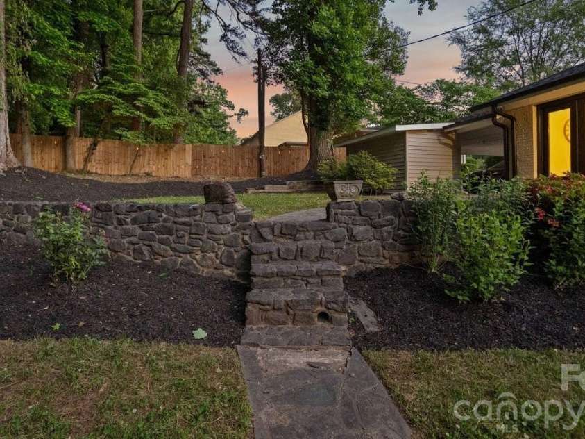 3400 Campbell Drive, Charlotte, NC 28205.  MLS# CAR4381330, YatesRealty ID 23942. 