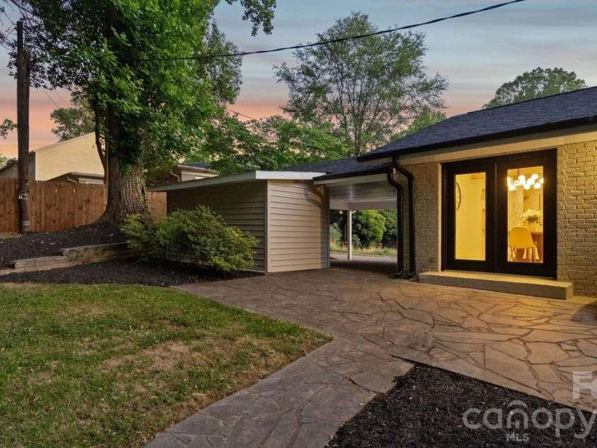 3400 Campbell Drive, Charlotte, NC 28205.  MLS# CAR4381330, YatesRealty ID 23942. 