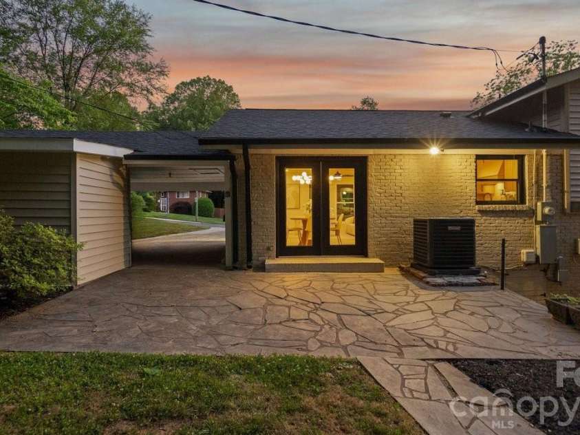 3400 Campbell Drive, Charlotte, NC 28205.  MLS# CAR4381330, YatesRealty ID 23942. 