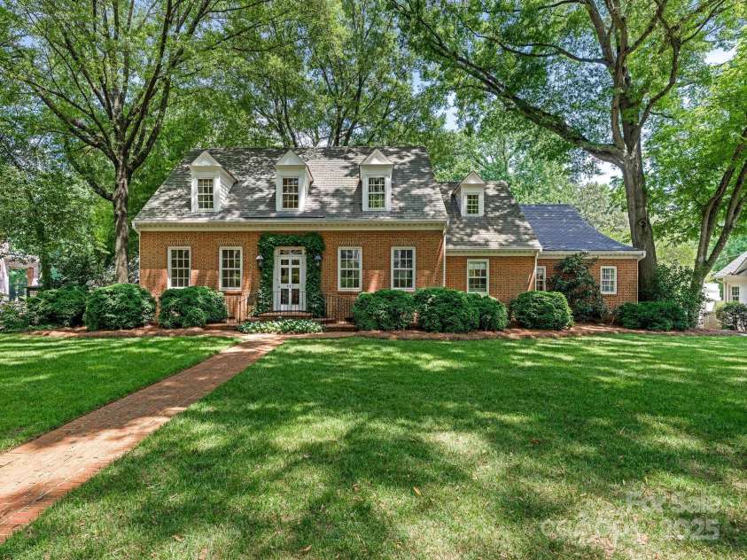 827 Museum Drive, Charlotte, NC 28207.  MLS# CAR4274489, YatesRealty ID 23943. 