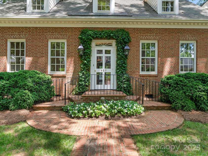 827 Museum Drive, Charlotte, NC 28207.  MLS# CAR4274489, YatesRealty ID 23943. 