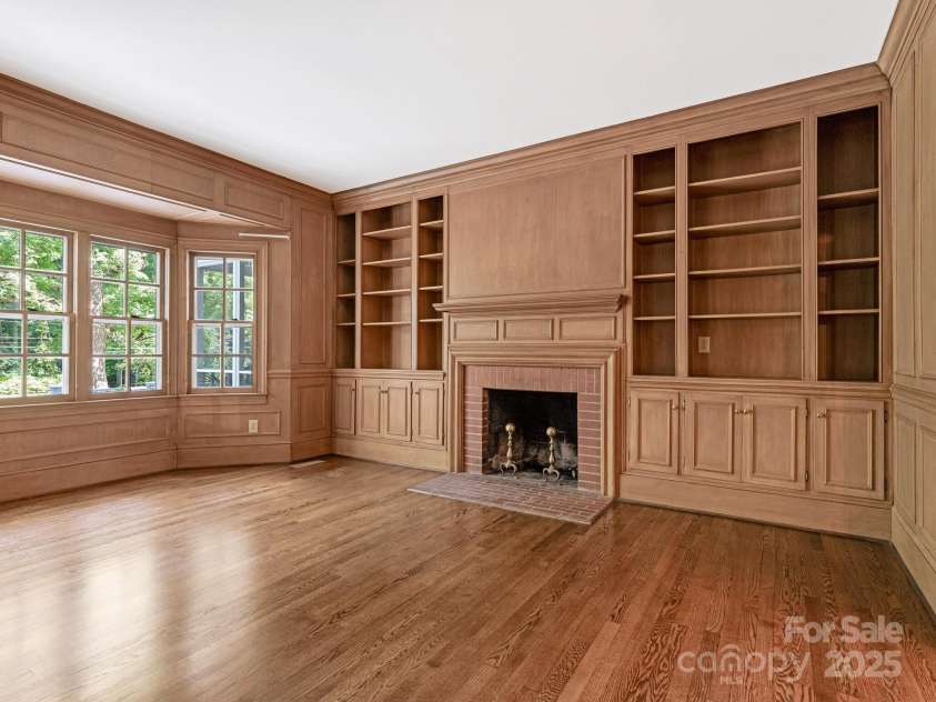 827 Museum Drive, Charlotte, NC 28207.  MLS# CAR4274489, YatesRealty ID 23943. 