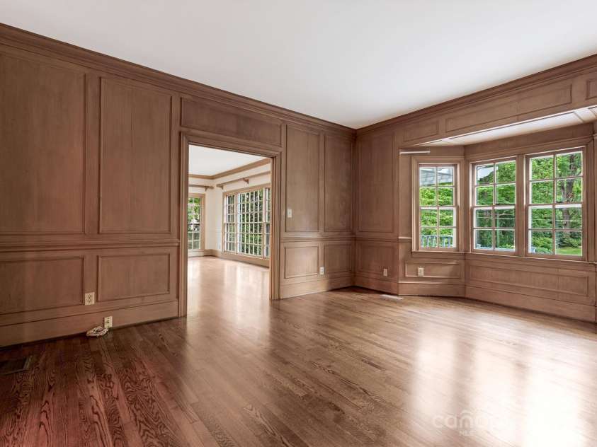 827 Museum Drive, Charlotte, NC 28207.  MLS# CAR4274489, YatesRealty ID 23943. 