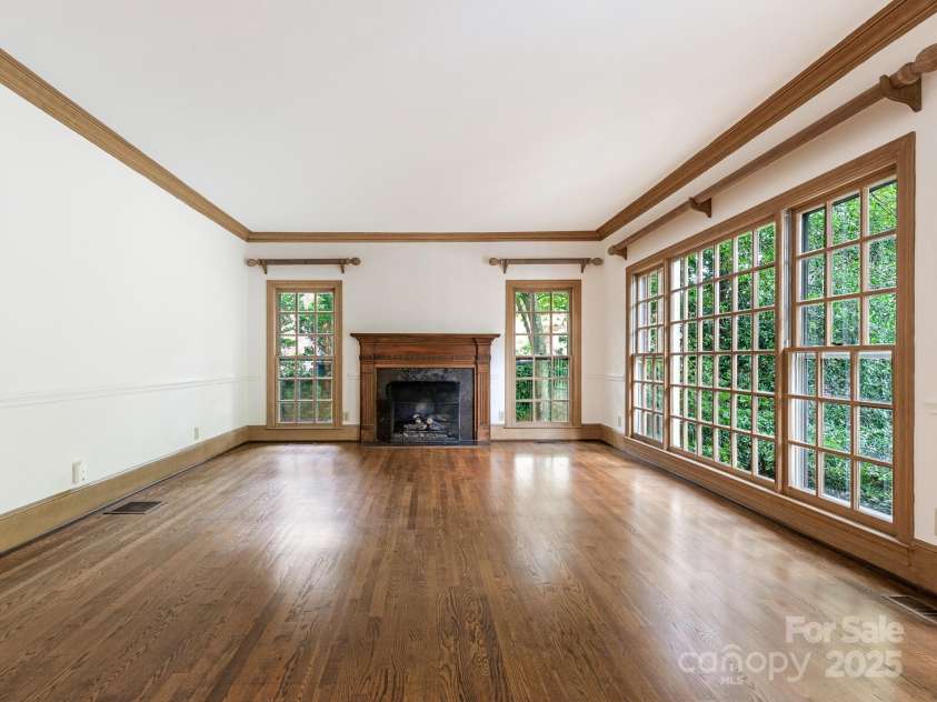 827 Museum Drive, Charlotte, NC 28207.  MLS# CAR4274489, YatesRealty ID 23943. 