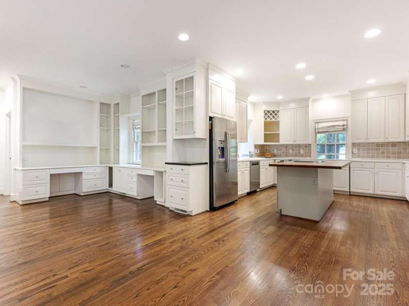 827 Museum Drive, Charlotte, NC 28207.  MLS# CAR4274489, YatesRealty ID 23943. 