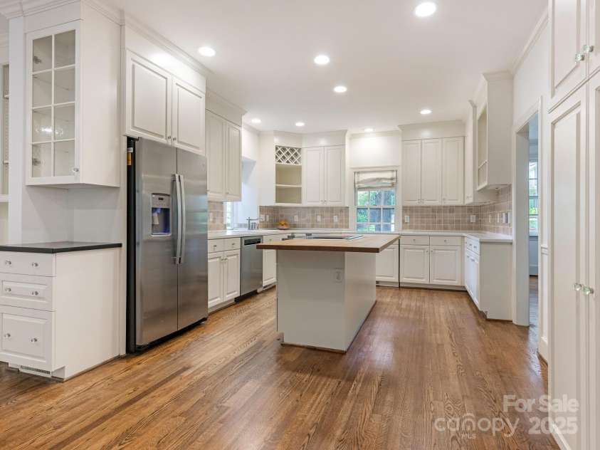 827 Museum Drive, Charlotte, NC 28207.  MLS# CAR4274489, YatesRealty ID 23943. 