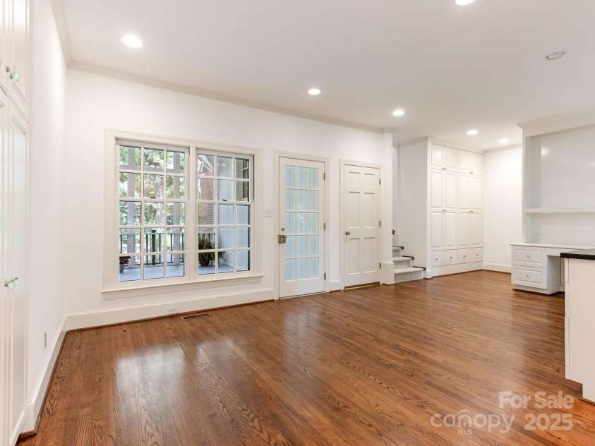 827 Museum Drive, Charlotte, NC 28207.  MLS# CAR4274489, YatesRealty ID 23943. 