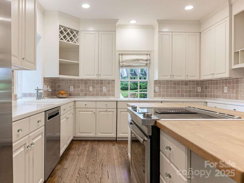 827 Museum Drive, Charlotte, NC 28207.  MLS# CAR4274489, YatesRealty ID 23943. 
