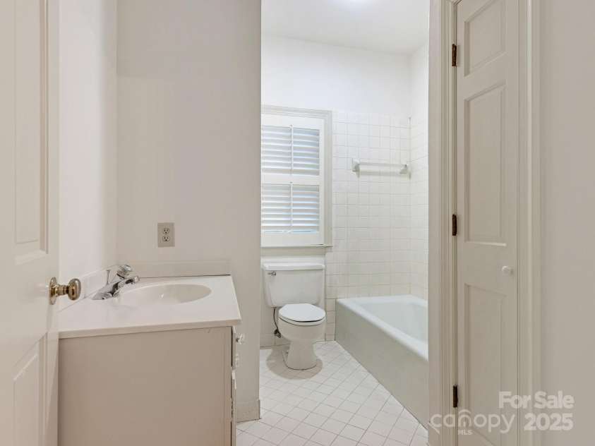 827 Museum Drive, Charlotte, NC 28207.  MLS# CAR4274489, YatesRealty ID 23943. 