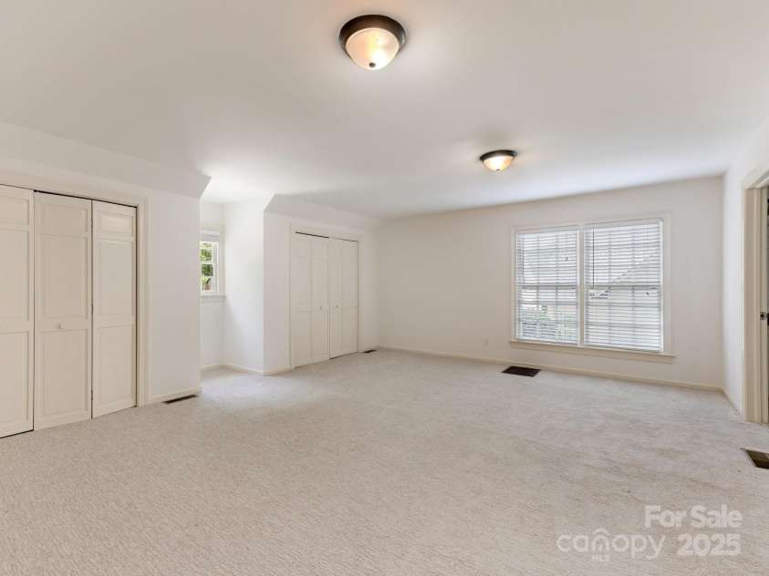 827 Museum Drive, Charlotte, NC 28207.  MLS# CAR4274489, YatesRealty ID 23943. 