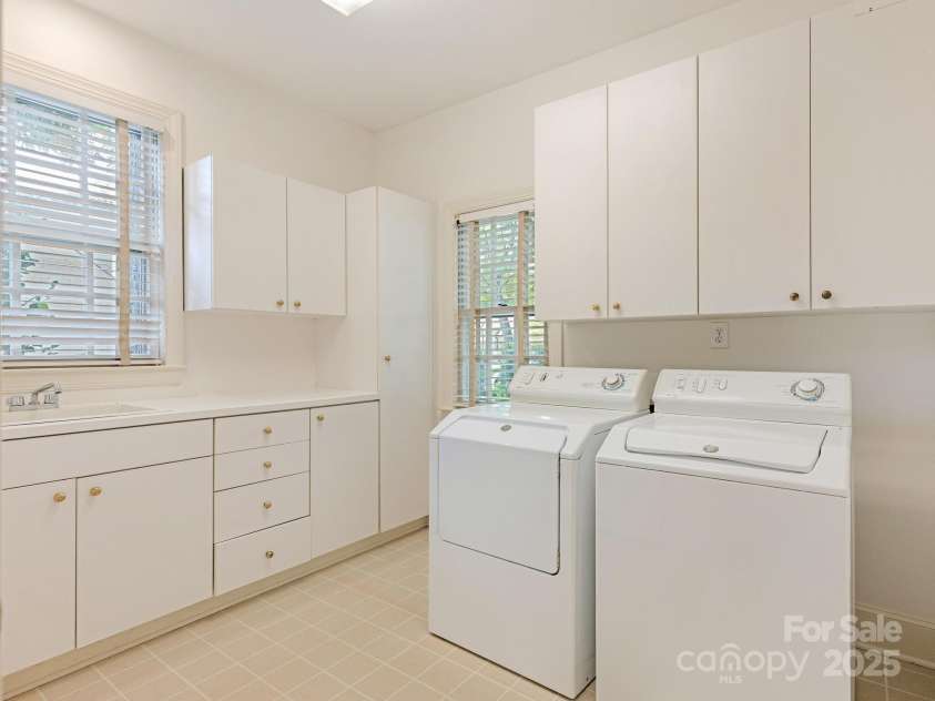 827 Museum Drive, Charlotte, NC 28207.  MLS# CAR4274489, YatesRealty ID 23943. 