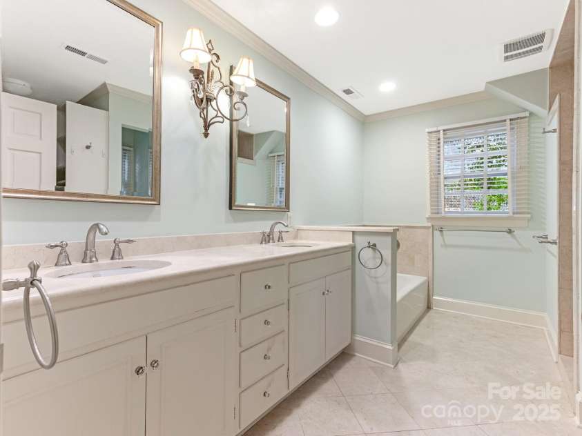 827 Museum Drive, Charlotte, NC 28207.  MLS# CAR4274489, YatesRealty ID 23943. 